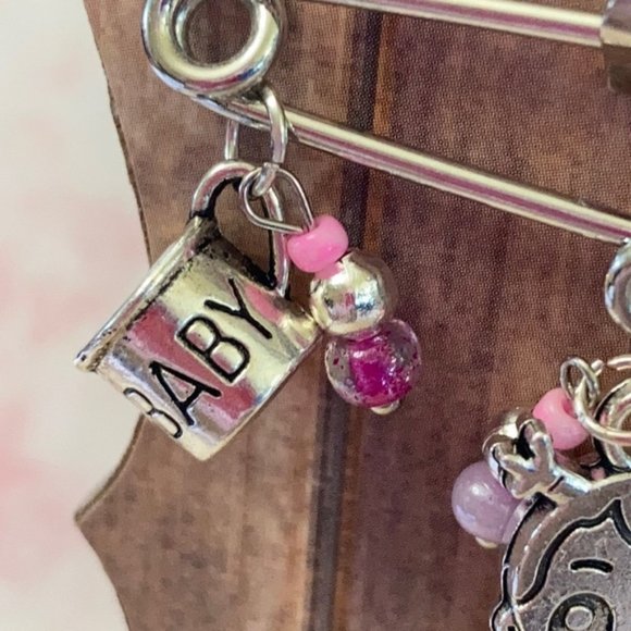 Baby girl 👧🏻 announcement pin brooch - Picture 3 of 15